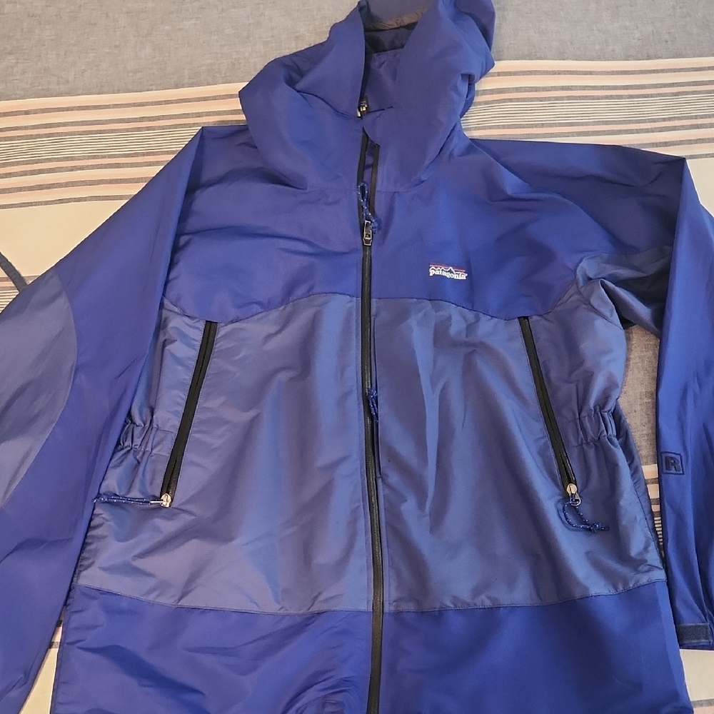 Patagonia hooded windbreaker